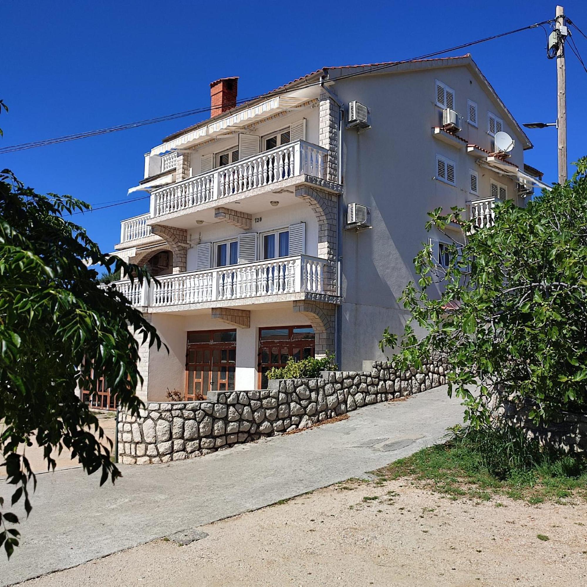 Apartments Vuksan Rab Town Exterior foto